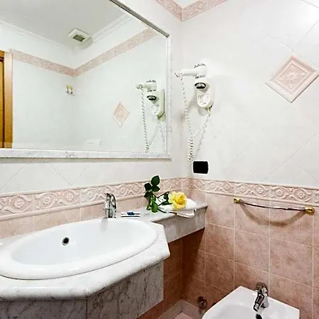 Hotel Caesar 2*